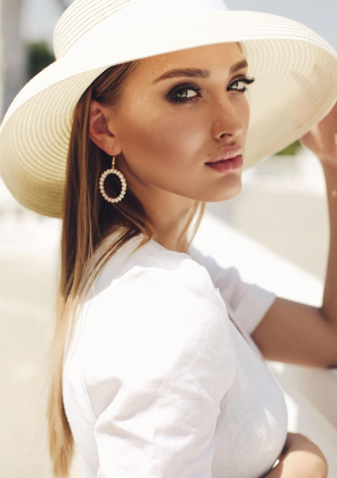Woman with a wide brimmed hat looking at the camera